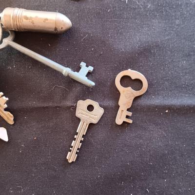 A COLLECTION OF SKELETON AND OTHER OLD KEYS (3)
