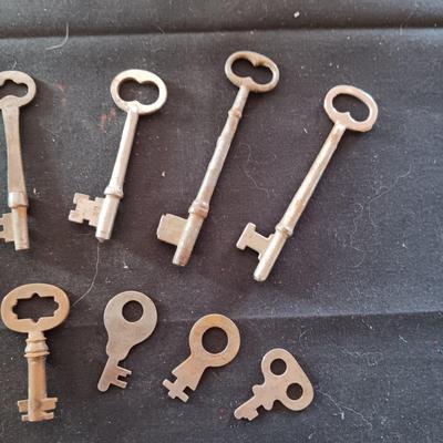 A COLLECTION OF SKELETON AND OTHER OLD KEYS (3)