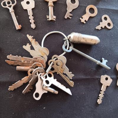 A COLLECTION OF SKELETON AND OTHER OLD KEYS (3)