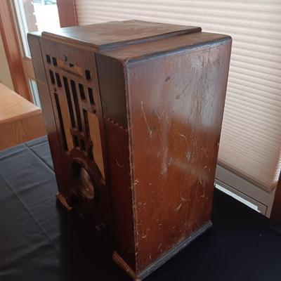 WORKING CORONADO TUBE RADIO