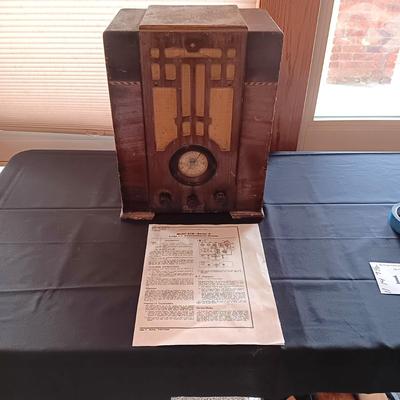 WORKING CORONADO TUBE RADIO