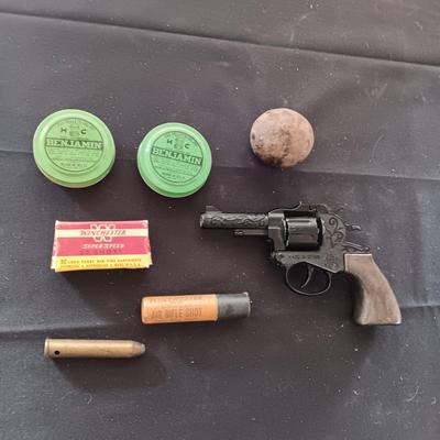 NICE TOY CAP GUN MADE IN SPAIN, VINTAGE PELLETS, EMPTY BULLET BOX, ETC