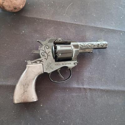 NICE TOY CAP GUN MADE IN SPAIN, VINTAGE PELLETS, EMPTY BULLET BOX, ETC