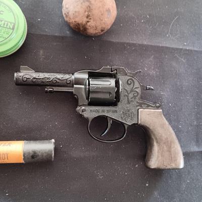NICE TOY CAP GUN MADE IN SPAIN, VINTAGE PELLETS, EMPTY BULLET BOX, ETC