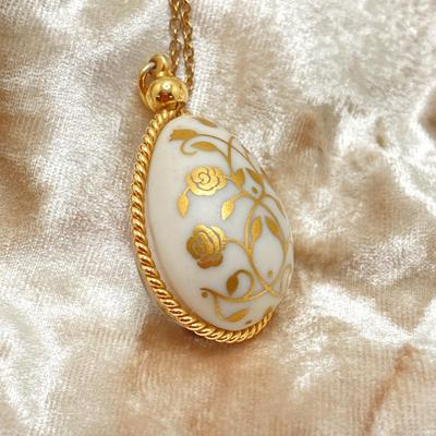 LOT 58: Vintage The Franklin Mint 1978 Easter Egg 24K Gold over Porcelain Lacy Floral Motif Pendant Necklace with Gold Filled Chain