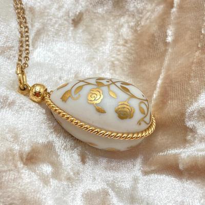 LOT 58: Vintage The Franklin Mint 1978 Easter Egg 24K Gold over Porcelain Lacy Floral Motif Pendant Necklace with Gold Filled Chain