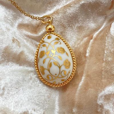 LOT 58: Vintage The Franklin Mint 1978 Easter Egg 24K Gold over Porcelain Lacy Floral Motif Pendant Necklace with Gold Filled Chain