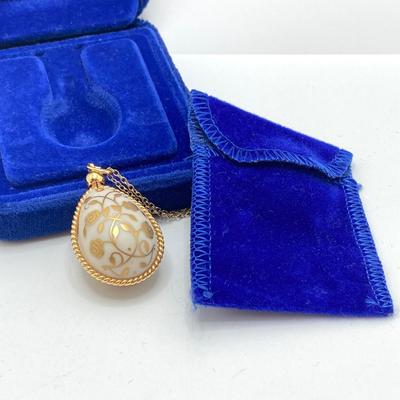 LOT 58: Vintage The Franklin Mint 1978 Easter Egg 24K Gold over Porcelain Lacy Floral Motif Pendant Necklace with Gold Filled Chain