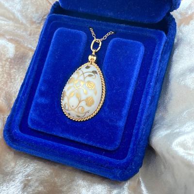 LOT 58: Vintage The Franklin Mint 1978 Easter Egg 24K Gold over Porcelain Lacy Floral Motif Pendant Necklace with Gold Filled Chain