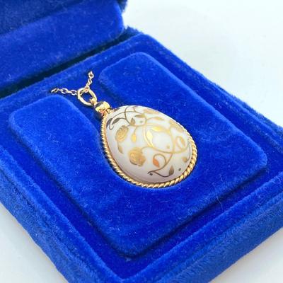 LOT 58: Vintage The Franklin Mint 1978 Easter Egg 24K Gold over Porcelain Lacy Floral Motif Pendant Necklace with Gold Filled Chain