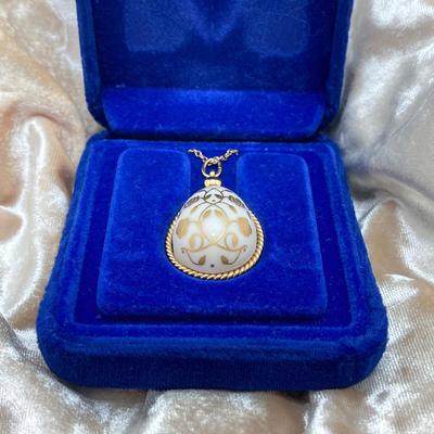 LOT 58: Vintage The Franklin Mint 1978 Easter Egg 24K Gold over Porcelain Lacy Floral Motif Pendant Necklace with Gold Filled Chain
