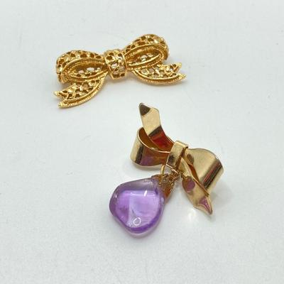 LOT 69: Collection of Colorful Vintage Brooches / Pins