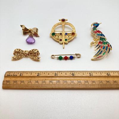 LOT 69: Collection of Colorful Vintage Brooches / Pins