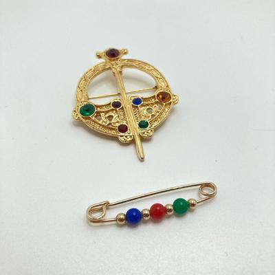 LOT 69: Collection of Colorful Vintage Brooches / Pins