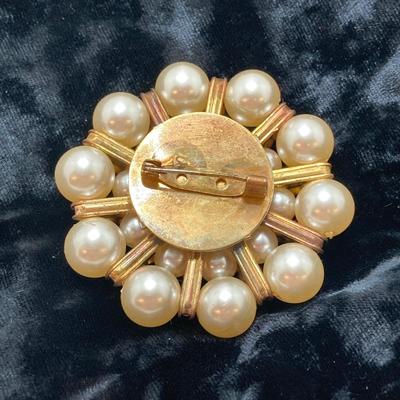 LOT 76: Collection of Vintage Rhinestone / Faux Pearl Brooches / Pins