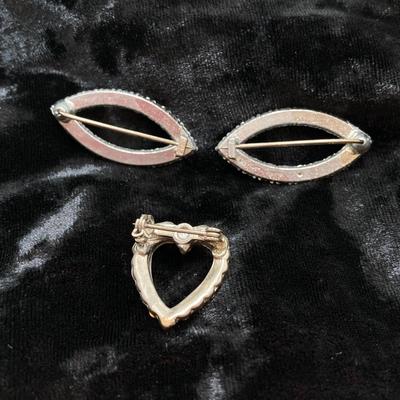 LOT 76: Collection of Vintage Rhinestone / Faux Pearl Brooches / Pins