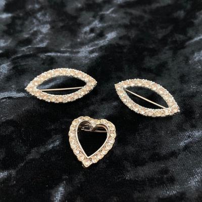 LOT 76: Collection of Vintage Rhinestone / Faux Pearl Brooches / Pins