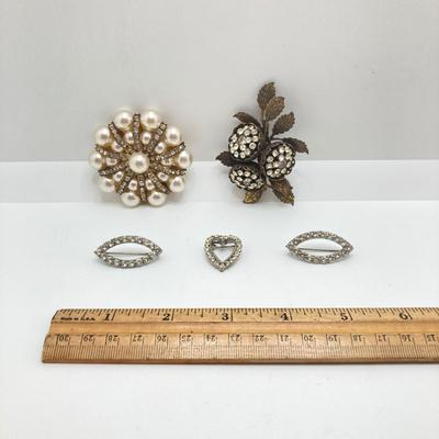 LOT 76: Collection of Vintage Rhinestone / Faux Pearl Brooches / Pins