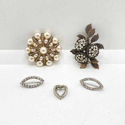 LOT 76: Collection of Vintage Rhinestone / Faux Pearl Brooches / Pins