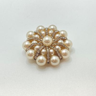 LOT 76: Collection of Vintage Rhinestone / Faux Pearl Brooches / Pins