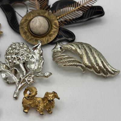 LOT 95: Vintage Brooch Collection
