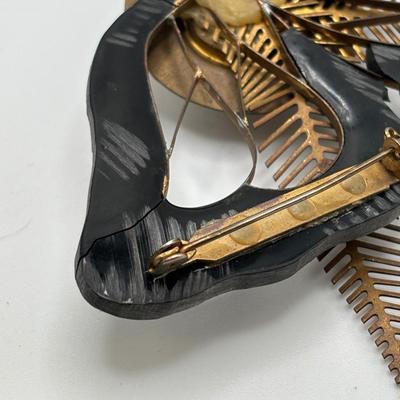 LOT 95: Vintage Brooch Collection