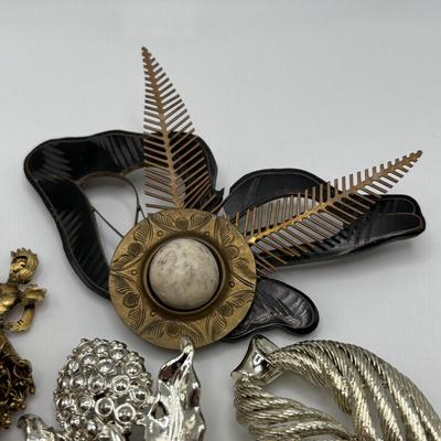 LOT 95: Vintage Brooch Collection