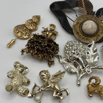 LOT 95: Vintage Brooch Collection