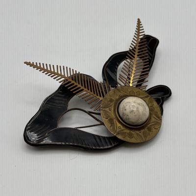 LOT 95: Vintage Brooch Collection