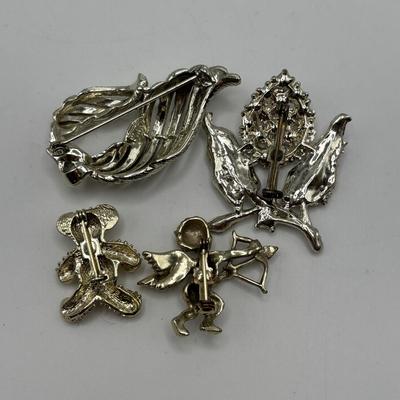 LOT 95: Vintage Brooch Collection