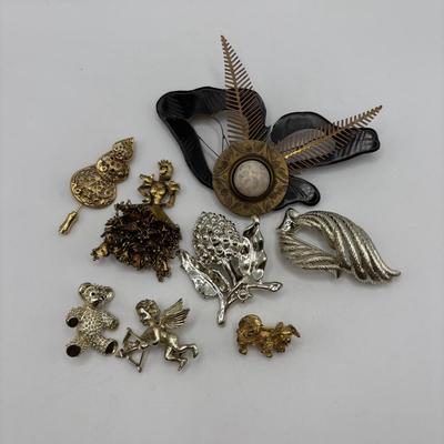 LOT 95: Vintage Brooch Collection