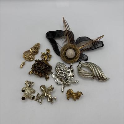 LOT 95: Vintage Brooch Collection