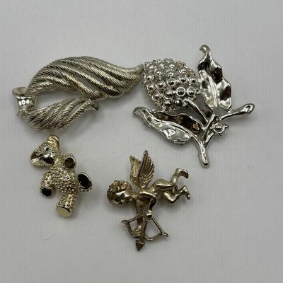 LOT 95: Vintage Brooch Collection