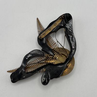 LOT 95: Vintage Brooch Collection