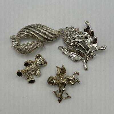 LOT 95: Vintage Brooch Collection