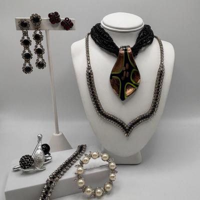 LOT 97: Vintage Crystal/Rhinestone Jewelry Collection