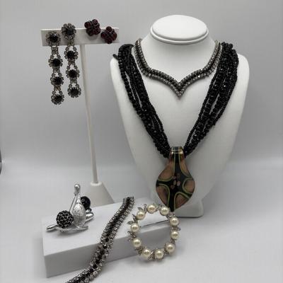 LOT 97: Vintage Crystal/Rhinestone Jewelry Collection