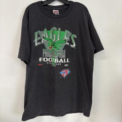 LOT 102: Vintage Sport Team T-Shirts: Philadelphia Eagles, Flyers, 76er, Super Bowl