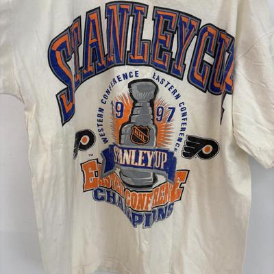 LOT 102: Vintage Sport Team T-Shirts: Philadelphia Eagles, Flyers, 76er, Super Bowl