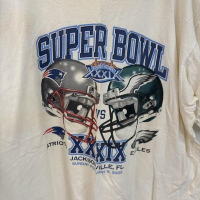 LOT 102: Vintage Sport Team T-Shirts: Philadelphia Eagles, Flyers, 76er, Super Bowl