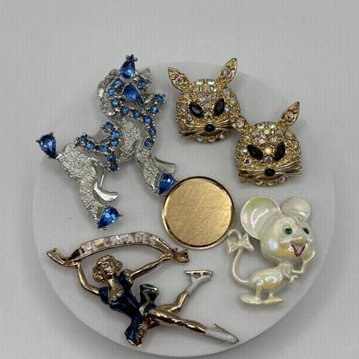 LOT 111: Vintage Brooch Collection