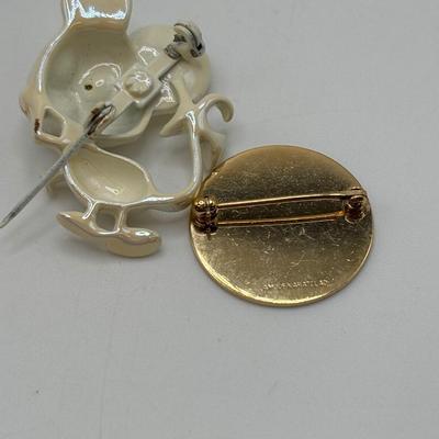 LOT 111: Vintage Brooch Collection