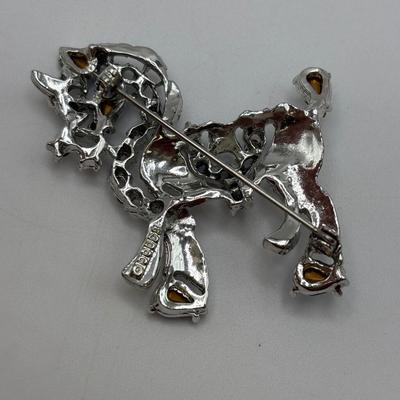 LOT 111: Vintage Brooch Collection