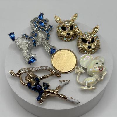 LOT 111: Vintage Brooch Collection