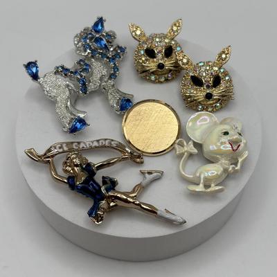 LOT 111: Vintage Brooch Collection