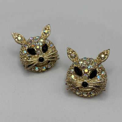 LOT 111: Vintage Brooch Collection