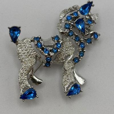 LOT 111: Vintage Brooch Collection