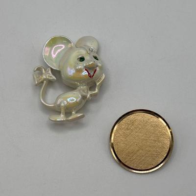 LOT 111: Vintage Brooch Collection