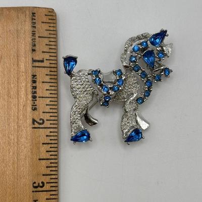 LOT 111: Vintage Brooch Collection