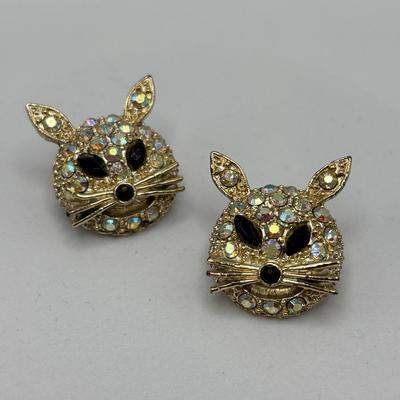 LOT 111: Vintage Brooch Collection